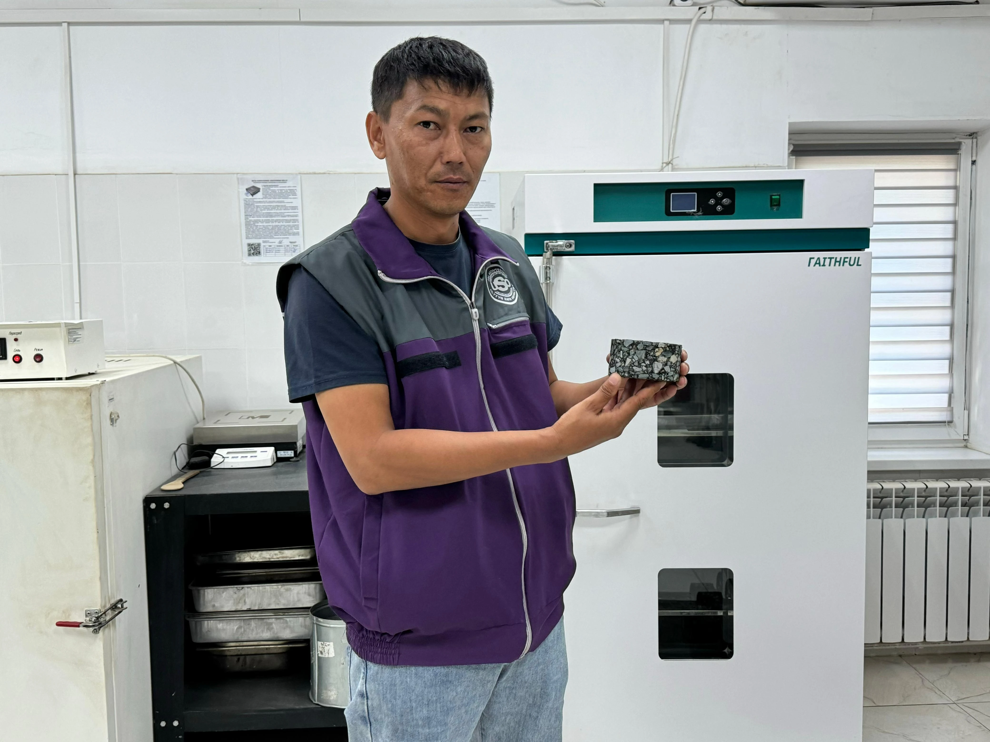 10 жылдық тәжірибесі бар сарапшы жол сапасын тексеруде 📷